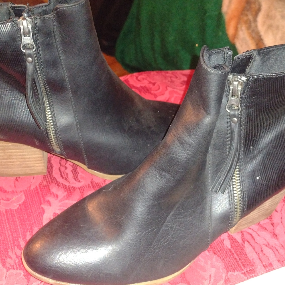 NAOMI bare traps size 9 zip up boots like new